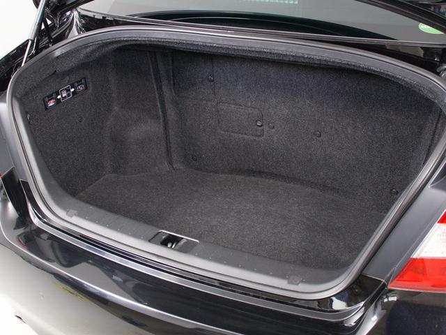 シーマ ハイブリッド VIP (禁煙車)(法人ワンオーナー)(サンルーフ)(BOSEサウンドスピーカー)(インテリジェントクルーズ)(エマージェンシーブレーキ)(黒本革)(オットマン)(後席コントロールパネル)(冷暖房シート)(24枚目)