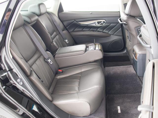 シーマ ハイブリッド VIP (禁煙車)(法人ワンオーナー)(サンルーフ)(BOSEサウンドスピーカー)(インテリジェントクルーズ)(エマージェンシーブレーキ)(黒本革)(オットマン)(後席コントロールパネル)(冷暖房シート)(29枚目)