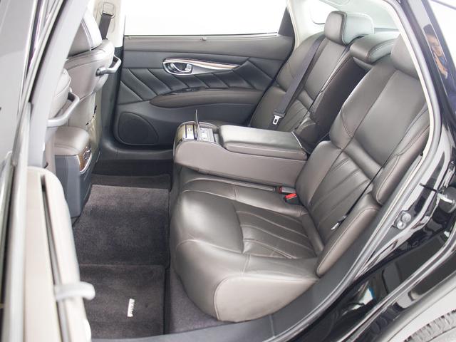 シーマ ハイブリッド VIP (禁煙車)(法人ワンオーナー)(サンルーフ)(BOSEサウンドスピーカー)(インテリジェントクルーズ)(エマージェンシーブレーキ)(黒本革)(オットマン)(後席コントロールパネル)(冷暖房シート)(30枚目)