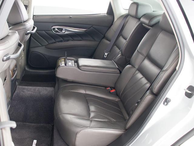 シーマ ハイブリッド VIP (禁煙車)(サンルーフ)(インテリジェントクルーズ)(エマージェンシーブレーキ)(黒本革)(オットマン)(後席コントロールパネル)(シートヒーター)(エアシート)(HDDナビ)(Bluetooth)(29枚目)