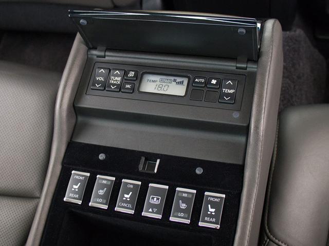 後席もＶＩＰ装備！後席センターコンソールの画像です！こちらのお車には、後席にもパワーシートが装備されています！更にオーディオなども後席から操作出来るなど豪華！ゲストに喜んで頂ける装備ですね！