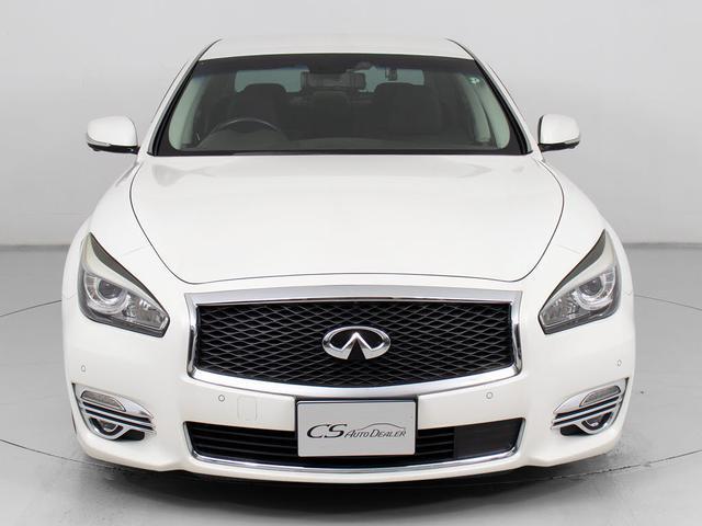 禁煙車です！室内は嫌なニオイも無く、すごく綺麗な状態です！禁煙車・・特にセダンタイプのお車では少ないですよね！！タバコのニオイが苦手なお客様必見です！快適にご乗車頂けます！！