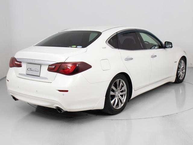 個性的なリアビューで御座います。精悍な佇まいは高級車ならではです。