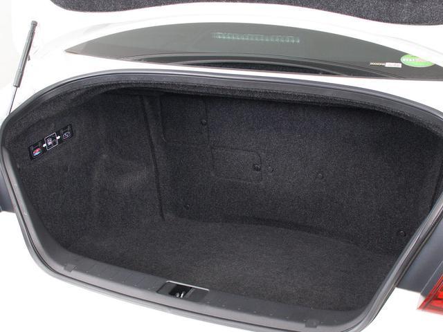 トランクが狭いと思っておりませんか？実際は大容量トランクです！旅行等の長距離ドライブも快適です！また、屋根付きスペースを完備しておりますので、夜間でも、雨でも雪の日だってゆっくりご覧頂けます。