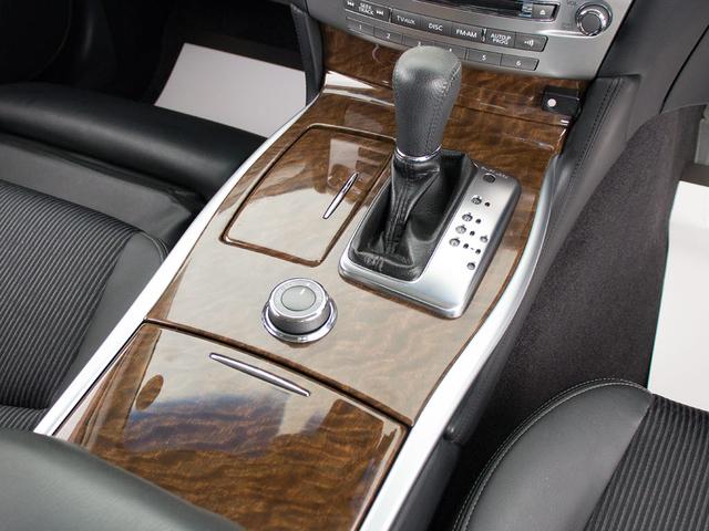 フーガ 250GT (後期型)(アラウンドビュー)(インテリジェントクルーズ)(エマージェンシーブレーキ)(クリアランスソナー)(ブラックハーフレザー)(助手席オットマン)(シートメモリー)(パワーシート)(HDDナビ)(29枚目)