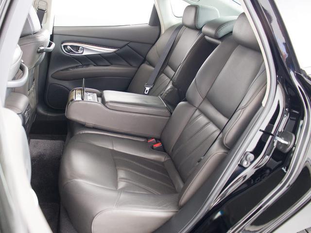 フーガハイブリッド ＶＩＰ　（禁煙車）（後期型）（アラウンドビュー）（１８インチＡＷ）（インテリジェントクルーズ）（エマージェンシーブレーキ）（障害物センサー）（黒本革）（冷暖房シート）（後席コントロールパネル）（オットマン）（32枚目）