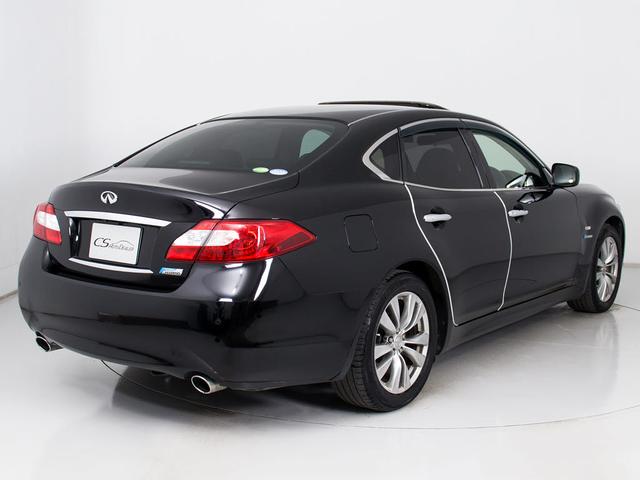 個性的なリアビューで御座います。精悍な佇まいは高級車ならではです。