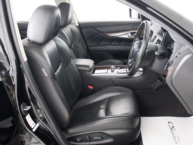 ★パワーシート装備！シート座面の前後スライドに加え背もたれの角度調整も電動です！これぞ高級車の装備です！