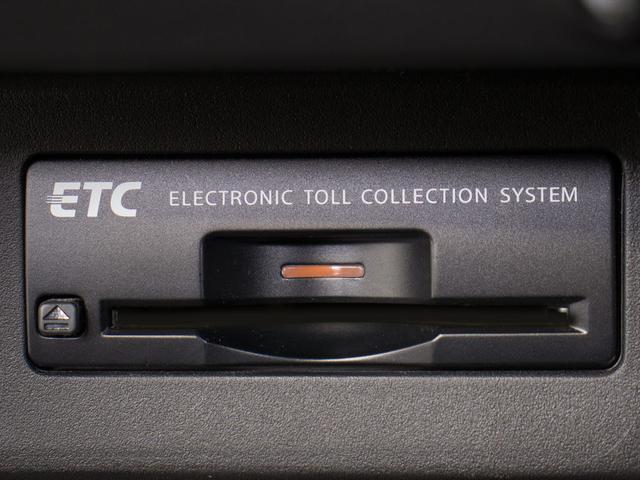 コンソール内一体型のビルトインＥＴＣ装備！見た目の部分も良いですが、ＥＴＣカードの盗難防止になる設置箇所です！料金所の渋滞回避！時間帯・日によって料金の軽減を受けられます！ストレス知らずのドライブ！
