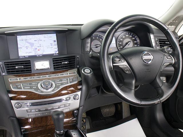 ★使いやすさや安全性を追求したステアリング周り！高級車ゆえにスイッチ類が多いのも特徴ですね！考え尽くされた配置ですぐに使いこなす事が出来ますのでご安心下さい！是非、体感してみて下さい！！