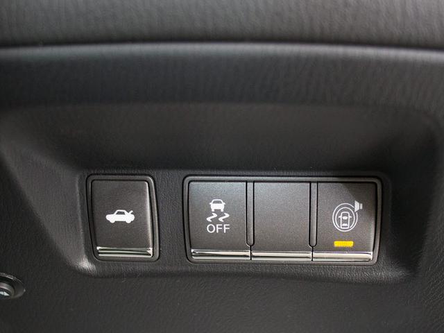 ★使いやすさや安全性を追求したステアリング周り！高級車ゆえにスイッチ類が多いのも特徴ですね！考え尽くされた配置ですぐに使いこなす事が出来ますのでご安心下さい！是非、体感してみて下さい！！