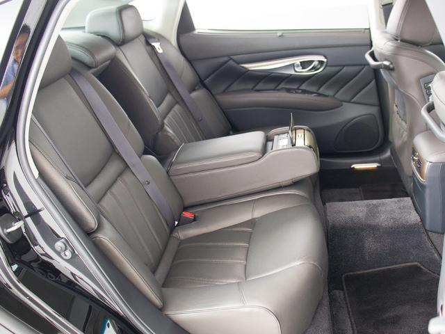 シーマ ハイブリッド　ＶＩＰ　（禁煙車）（法人ワンオーナー）（後期型）（整備記録簿２２枚有）（サンルーフ）（アラウンドビュー）（インテリジェントクルーズ）（エマージェンシーブレーキ）（クリアランスソナー）（後席コントロールパネル）（30枚目）