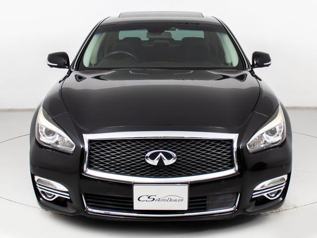 禁煙車です！室内は嫌なニオイも無く、すごく綺麗な状態です！禁煙車・・特にセダンタイプのお車では少ないですよね！！タバコのニオイが苦手なお客様必見です！快適にご乗車頂けます！！