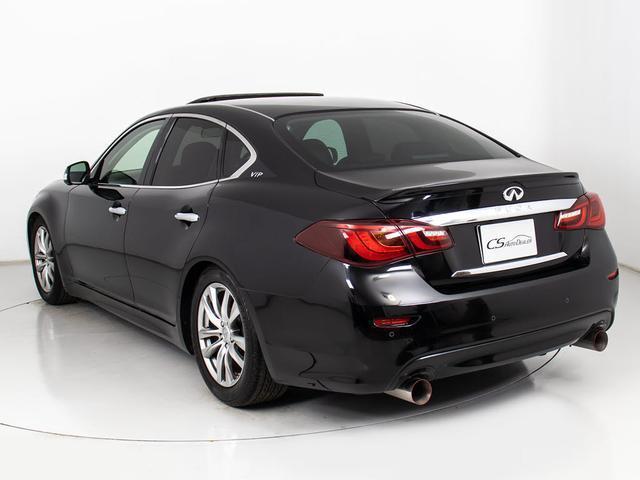 個性的なリアビューで御座います。精悍な佇まいは高級車ならではです。