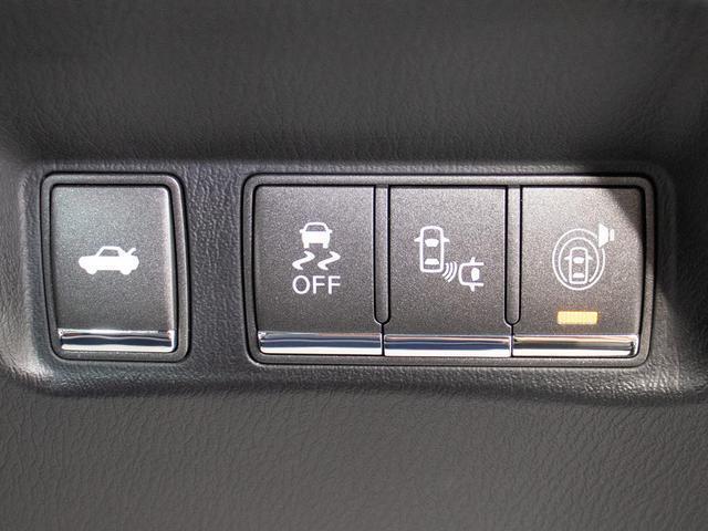 ★使いやすさや安全性を追求したステアリング周り！高級車ゆえにスイッチ類が多いのも特徴ですね！考え尽くされた配置ですぐに使いこなす事が出来ますのでご安心下さい！是非、体感してみて下さい！！