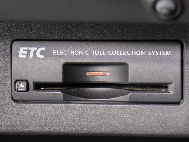 コンソール内一体型のビルトインＥＴＣ装備！見た目の部分も良いですが、ＥＴＣカードの盗難防止になる設置箇所です！料金所の渋滞回避！時間帯・日によって料金の軽減を受けられます！ストレス知らずのドライブ！