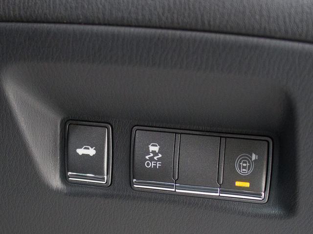 ★使いやすさや安全性を追求したステアリング周り！高級車ゆえにスイッチ類が多いのも特徴ですね！考え尽くされた配置ですぐに使いこなす事が出来ますのでご安心下さい！是非、体感してみて下さい！！