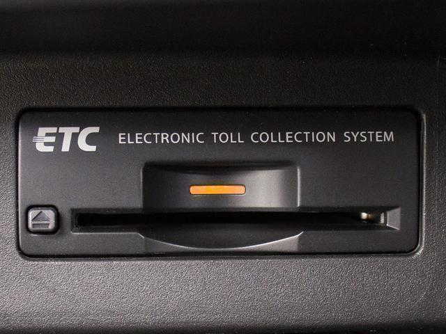 コンソール内一体型のビルトインＥＴＣ装備！見た目の部分も良いですが、ＥＴＣカードの盗難防止になる設置箇所です！料金所の渋滞回避！時間帯・日によって料金の軽減を受けられます！ストレス知らずのドライブ！