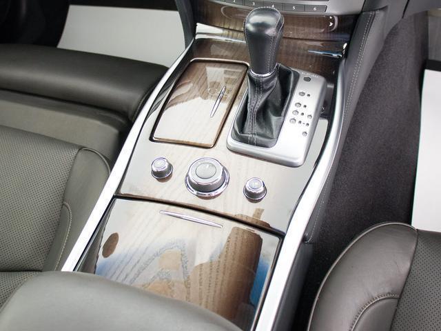 シーマ ハイブリッド　ＶＩＰ　（禁煙車）（サンルーフ）（インテリジェントクルーズ）（エマージェンシーブレーキ）（黒本革）（オットマン）（後席コントロールパネル）（シートヒーター）（エアシート）（ＨＤＤナビ）（Ｂｌｕｅｔｏｏｔｈ）（11枚目）