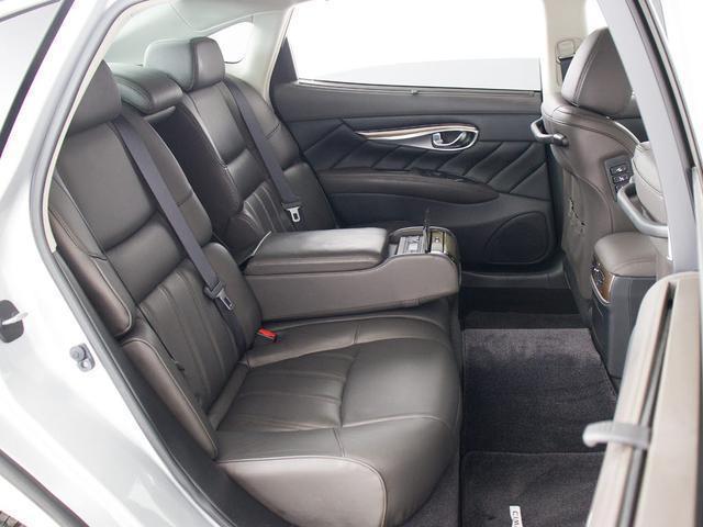 シーマ ハイブリッド　ＶＩＰ　（禁煙車）（サンルーフ）（インテリジェントクルーズ）（エマージェンシーブレーキ）（黒本革）（オットマン）（後席コントロールパネル）（シートヒーター）（エアシート）（ＨＤＤナビ）（Ｂｌｕｅｔｏｏｔｈ）（29枚目）