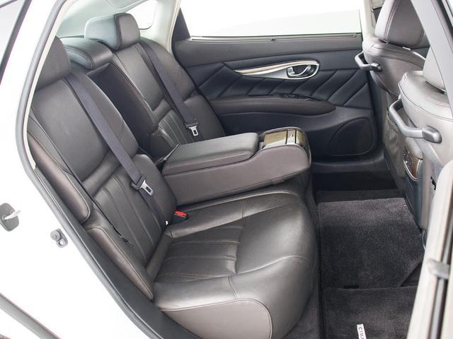 シーマ ハイブリッド　ＶＩＰ　（サンルーフ）（アラウンドビュー）（インテリジェントクルーズ）（エマージェンシーブレーキ）（黒本革シート）（エアシート）（シートヒーター）（ＨＤＤマルチナビ）（バックモニター）（Ｂｌｕｅｔｏｏｔｈ）（29枚目）