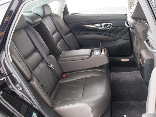 シーマ ハイブリッド　ＶＩＰ　Ｇ　（サンルーフ）（リアエンター）（ＢＯＳＥサウンドシステム）（インテリジェントクルーズ）（エマージェンシーブレーキ）（クリアランスソナー）（後席コントロールパネル）（冷暖房シート）（助手席オットマン）（28枚目）