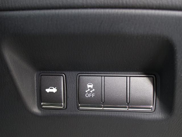 ★使いやすさや安全性を追求したステアリング周り！高級車ゆえにスイッチ類が多いのも特徴ですね！考え尽くされた配置ですぐに使いこなす事が出来ますのでご安心下さい！是非、体感してみて下さい！！