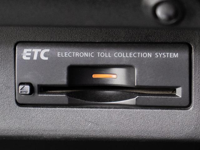 コンソール内一体型のビルトインＥＴＣ装備！見た目の部分も良いですが、ＥＴＣカードの盗難防止になる設置箇所です！料金所の渋滞回避！時間帯・日によって料金の軽減を受けられます！ストレス知らずのドライブ！