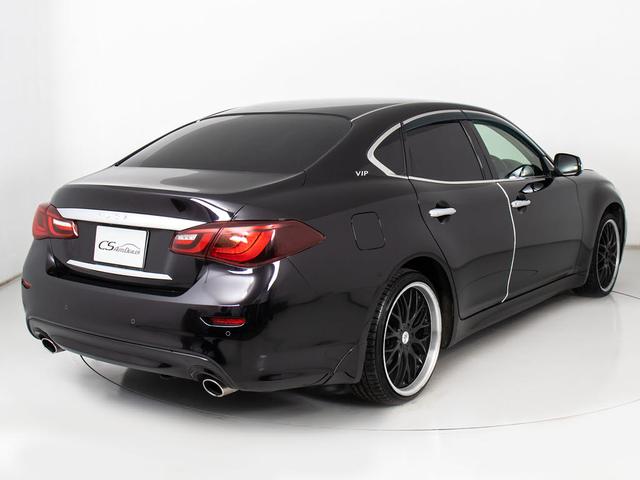 個性的なリアビューで御座います。精悍な佇まいは高級車ならではです。