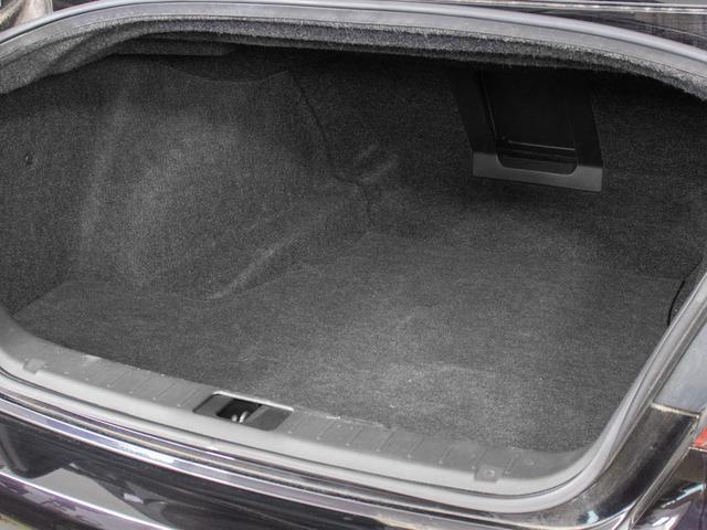 トランクが狭いと思っておりませんか？実際は大容量トランクです！旅行等の長距離ドライブも快適です！また、屋根付きスペースを完備しておりますので、夜間でも、雨でも雪の日だってゆっくりご覧頂けます。