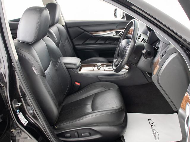 ★人気の本革シート付きです！！本革が装備されるだけで高級感が増します！