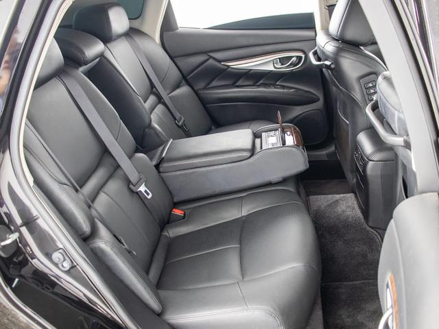 後席もＶＩＰ装備！後席センターコンソールの画像です！こちらのお車には、後席にもパワーシートが装備されています！更にオーディオなども後席から操作出来るなど豪華！ゲストに喜んで頂ける装備ですね！