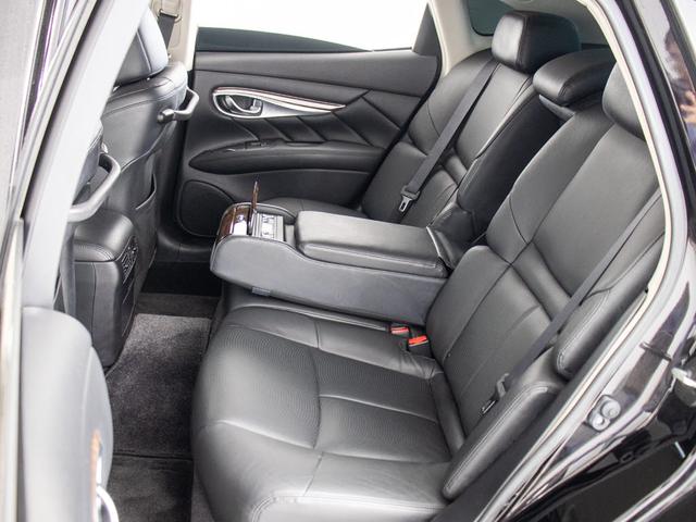 後席もＶＩＰ装備！後席センターコンソールの画像です！こちらのお車には、後席にもパワーシートが装備されています！更にオーディオなども後席から操作出来るなど豪華！ゲストに喜んで頂ける装備ですね！