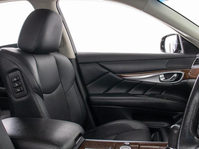 ★人気の本革シート付きです！！本革が装備されるだけで高級感が増します！