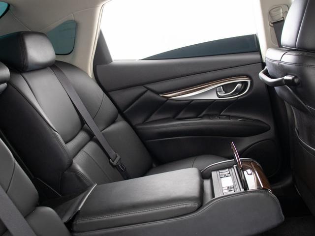 後席もＶＩＰ装備！後席センターコンソールの画像です！こちらのお車には、後席にもパワーシートが装備されています！更にオーディオなども後席から操作出来るなど豪華！ゲストに喜んで頂ける装備ですね！