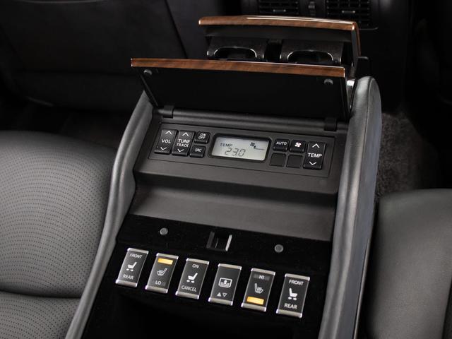 後席もＶＩＰ装備！後席センターコンソールの画像です！こちらのお車には、後席にもパワーシートが装備されています！更にオーディオなども後席から操作出来るなど豪華！ゲストに喜んで頂ける装備ですね！