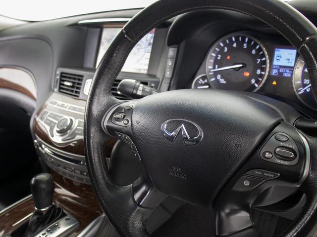 ★使いやすさや安全性を追求したステアリング周り！高級車ゆえにスイッチ類が多いのも特徴ですね！考え尽くされた配置ですぐに使いこなす事が出来ますのでご安心下さい！是非、体感してみて下さい！！