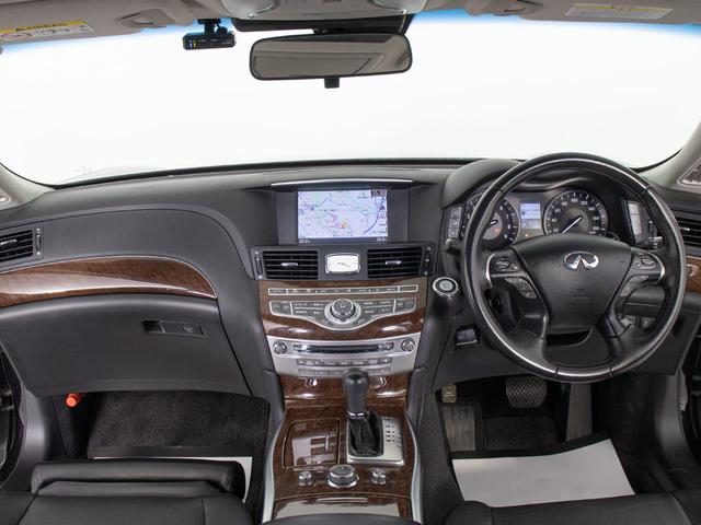 禁煙車です！室内は嫌なニオイも無く、すごく綺麗な状態です！禁煙車・・特にセダンタイプのお車では少ないですよね！！タバコのニオイが苦手なお客様必見です！快適にご乗車頂けます！！