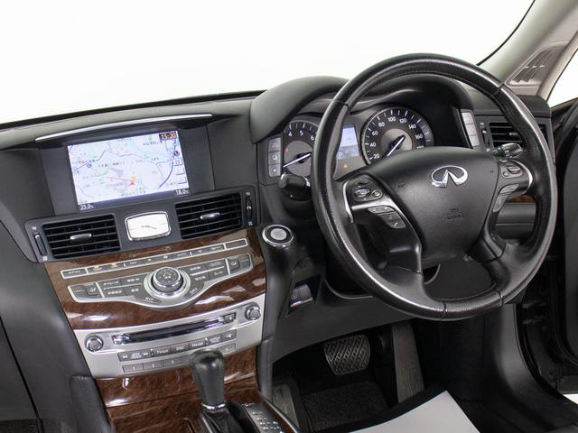 ★使いやすさや安全性を追求したステアリング周り！高級車ゆえにスイッチ類が多いのも特徴ですね！考え尽くされた配置ですぐに使いこなす事が出来ますのでご安心下さい！是非、体感してみて下さい！！