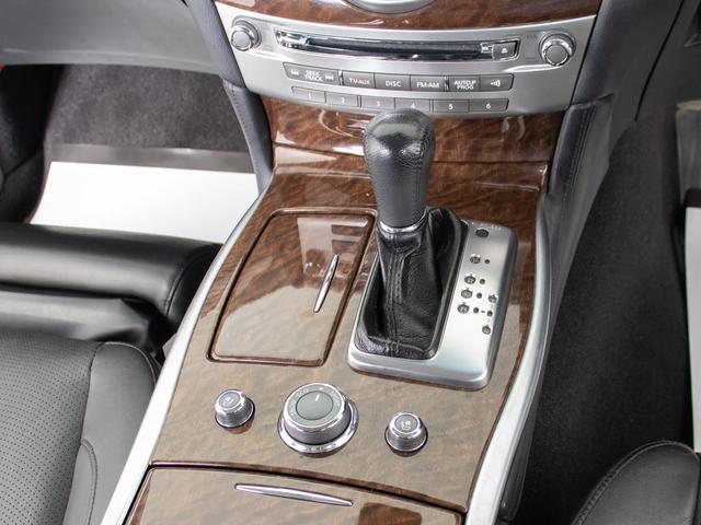 シフト周りです。木目パネルも相まって高級感を感じさせます！