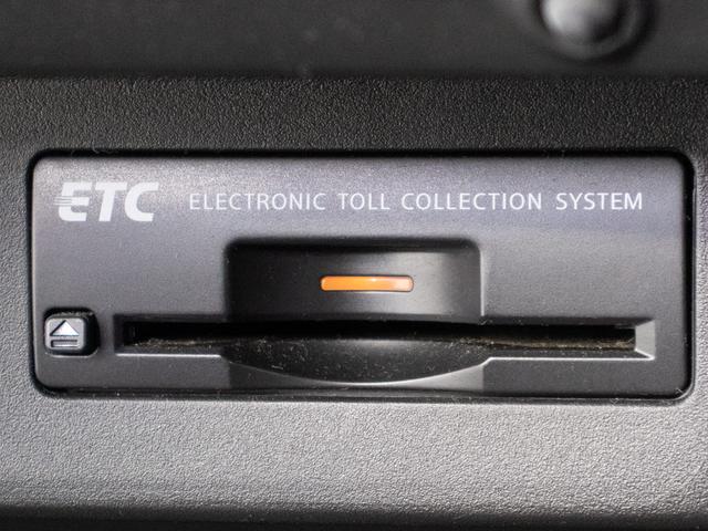 コンソール内一体型のビルトインＥＴＣ装備！見た目の部分も良いですが、ＥＴＣカードの盗難防止になる設置箇所です！料金所の渋滞回避！時間帯・日によって料金の軽減を受けられます！ストレス知らずのドライブ！