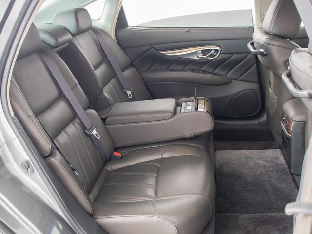 シーマ ハイブリッド VIP (禁煙車)(ワンオーナー)(サンルーフ)(BOSEサウンドスピーカー)(インテリジェントクルーズ)(後席コントロールパネル)(エアシート)(シートヒーター)(HDDマルチナビ)(Bluetooth)(26枚目)