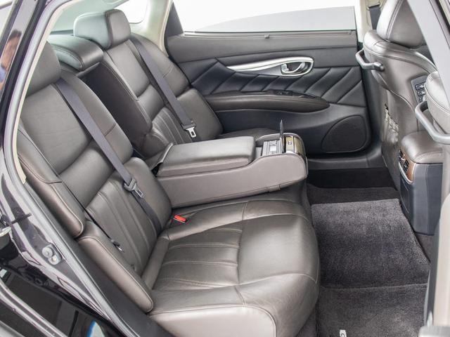 シーマ ハイブリッド VIP (禁煙車)(新品タイヤ)(サンルーフ)(インテリジェントクルーズ)(エマージェンシーブレーキ)(クリアランスソナー)(黒本革)(シートヒーター)(エアシート)(後席コントロールパネル)(HDDナビ)(30枚目)