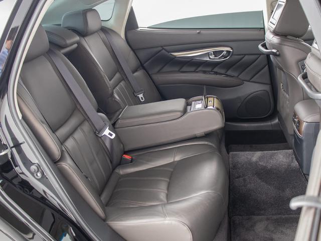 シーマ ハイブリッド VIP G (禁煙車)(ワンオーナー)(後期型)(BOSEサウンド)(リアエンター)(エマージェンシーブレーキ)(インテリジェントクルーズ)(アラウンドビュー)(黒本革)(オットマン)(クリアランスソナー)(28枚目)