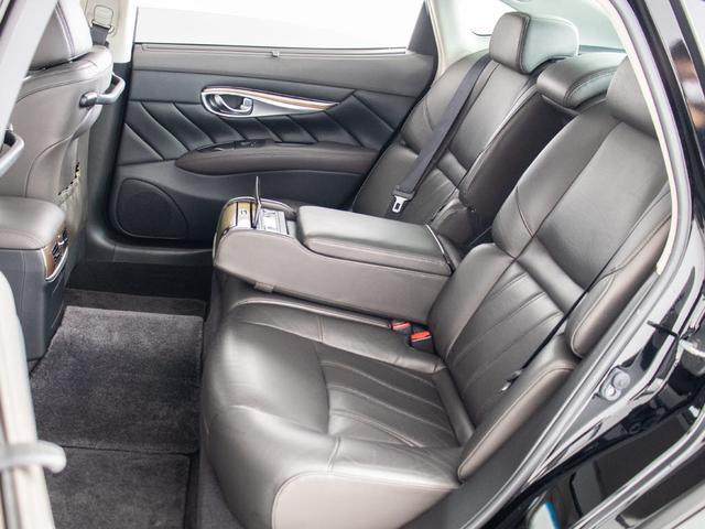 シーマ ハイブリッド　ＶＩＰ　（禁煙車）（サンルーフ）（ＢＯＳＥサウンドスピーカー）（黒本革）（インテリジェントクルーズ）（エマージェンシーブレーキ）（後席コントロールパネル）（冷暖房シート）（助手席オットマン）（ＨＤＤナビ）（27枚目）