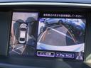 アラウンドビューモニターを装備!上から車両を見下ろしたような映像をナビ画面に表示できます。車両前後左右に搭載した4つのカメラ映像を継ぎ目なく合成!目視では見えない部分もリアルタイムで見れます。