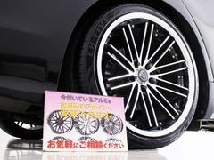 後席もＶＩＰ装備！後席センターコンソールの画像です！こちらのお車には、後席にもパワーシートが装備されています！更にオーディオなども後席から操作出来るなど豪華！ゲストに喜んで頂ける装備ですね！ 4