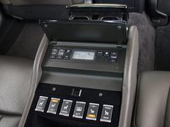 後席もＶＩＰ装備！後席センターコンソールの画像です！こちらのお車には、後席にもパワーシートが装備されています！更にオーディオなども後席から操作出来るなど豪華！ゲストに喜んで頂ける装備ですね！ 5