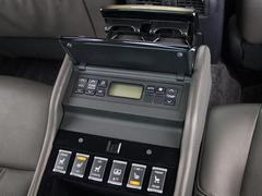 後席もＶＩＰ装備！後席センターコンソールの画像です！こちらのお車には、後席にもパワーシートが装備されています！更にオーディオなども後席から操作出来るなど豪華！ゲストに喜んで頂ける装備ですね！ 4