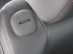 ヘッドレストに埋め込まれたリア席用のモニターと５．１ｃｈサラウンド再生が可能にしたＢｏｓｅサウンドシステムにより、すべての席でバランスのよい音場リスニング出来ます。 4